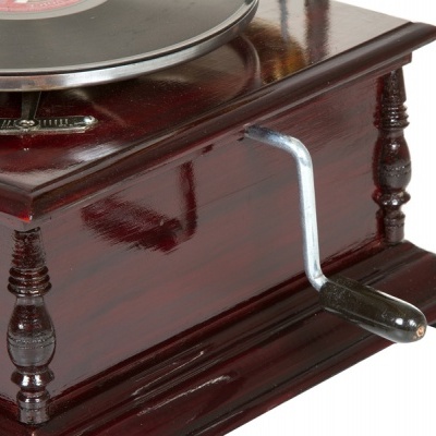 Gramofone em madeira escura com manivela metálica e disco de vinil