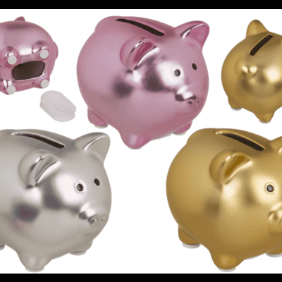 Mealheiros metálicos em forma de porquinho em dourado, rosa e prata, com abertura para moedas.