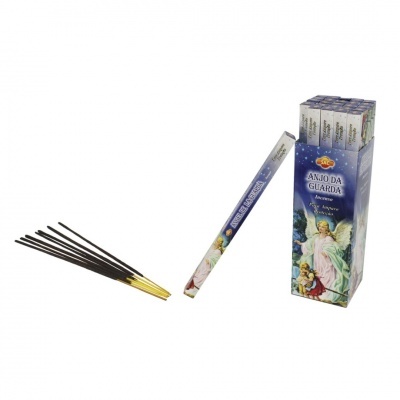 Incensos com embalagem azul e imagem de anjo
