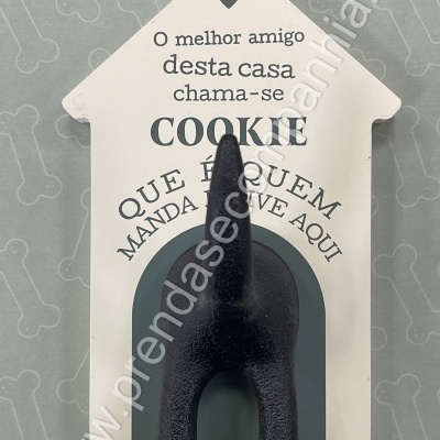 Decoração branca em forma de casinha com texto e figura preta da parte traseira de um cão