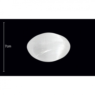 Bola oval branca com textura irregular e escala de 7 cm