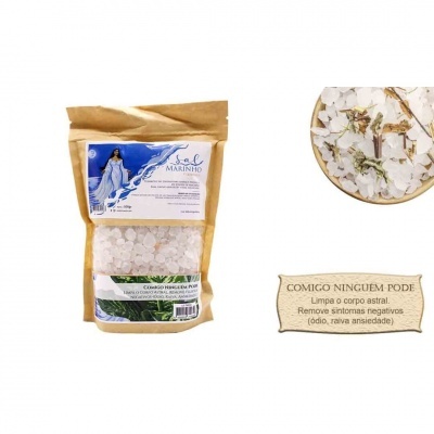 Pacote de sal marinho com etiqueta e ingredientes visíveis ao lado