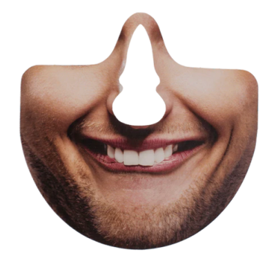 Máscara facial com imagem de rosto masculino sorridente e barba rala