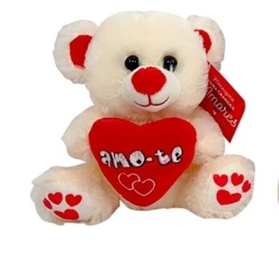 Urso de peluche branco com coração vermelho e texto 'amo-te'