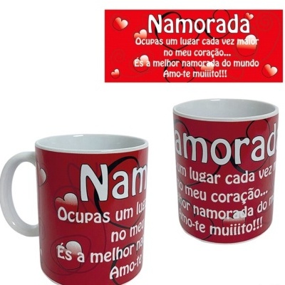 Caneca vermelha com texto branco e corações para namorada