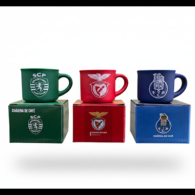 Três chávenas de café em verde, vermelho e azul com emblemas de clubes portugueses sobre caixas coloridas