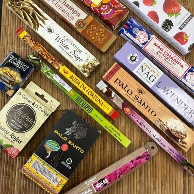 Pacotes coloridos de incenso variados sobre superfície de palha/bambu