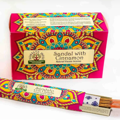 Embalagem colorida de incenso natural Masala Sandal com canela com padrões florais vibrantes