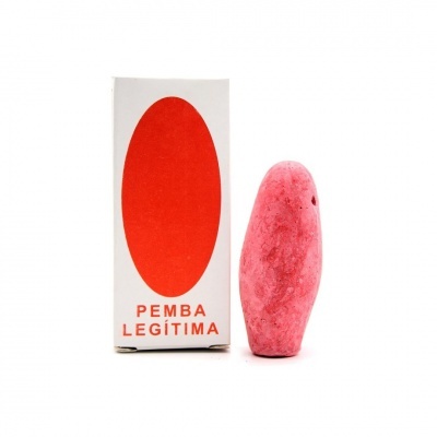 Produto pemba rosa com textura irregular ao lado de uma caixa branca com oval vermelho e texto