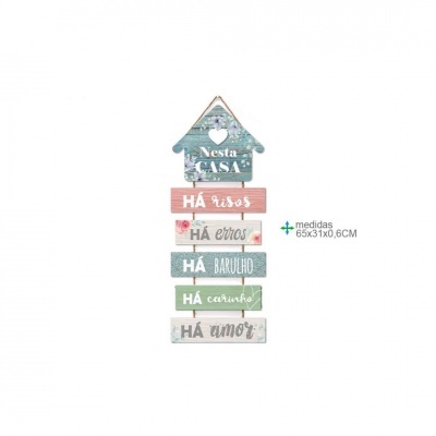 Placa decorativa em madeira com texto em português e várias cores