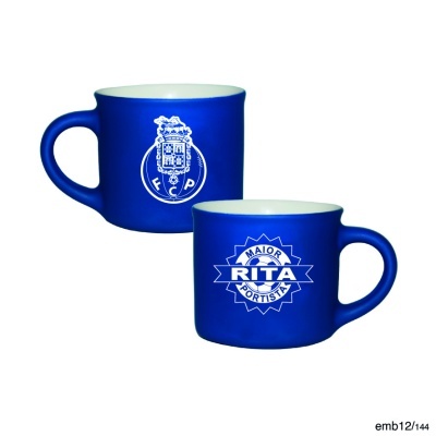 Duas chávenas de cerâmica azuis com emblemas e texto branco