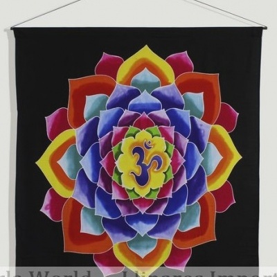 Tapeçaria mandala colorida com símbolo Om no centro pendurada