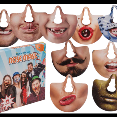 Máscaras faciais de papel com diferentes designs de bocas e bigodes