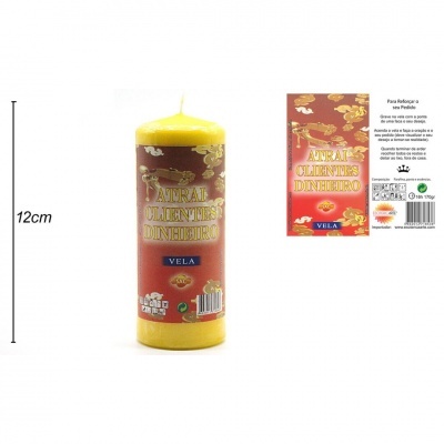 Vela amarela decorativa com etiqueta vermelha e texto dourado