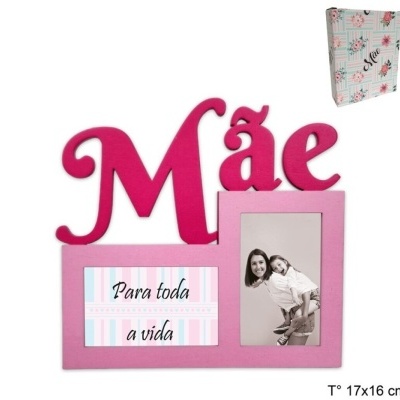 Moldura cor-de-rosa com palavra 'Mãe' e duas fotos, incluída embalagem com padrão floral.