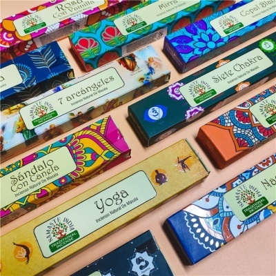 Caixas de incenso coloridas e decorativas com diferentes fragrâncias e padrões