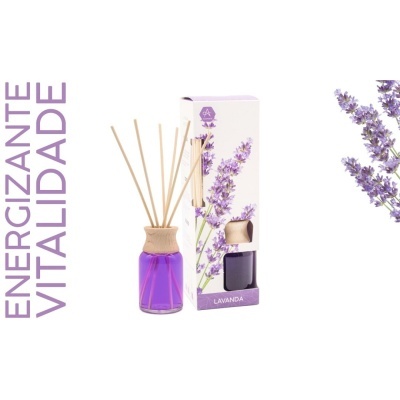 Difusor de varetas de lavanda com embalagem e texto energético em fundo branco