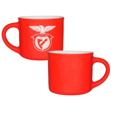 Duas canecas vermelhas com interior branco e emblema branco com águia