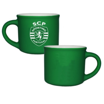 Duas canecas verdes de cerâmica, uma com logótipo do Sporting Portugal e outra lisa