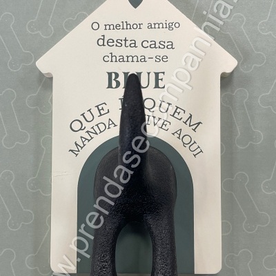 Placa decorativa casa com rabo e pernas de cão preto e texto em português
