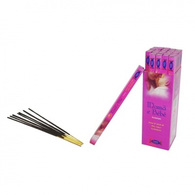 Conjunto de incensos 'Mamá e Bebé' com caixa cor-de-rosa e varetas pretas.