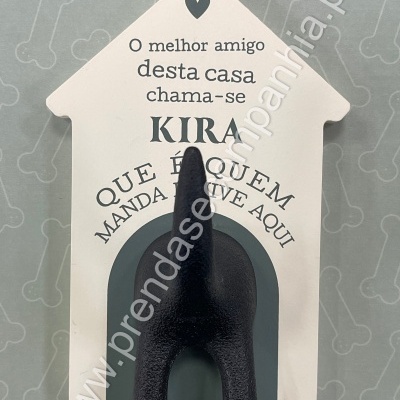 Plaquinha decorativa em madeira branca com texto e gancho em forma de traseiro de cão preto