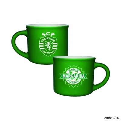 Duas canecas verdes com logos e textos relacionados ao Sporting Portugal