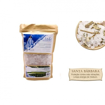 Embalagem de sal marinho com rótulo azul, sal grosso com canela em prato e etiqueta SANTA BÁRBARA