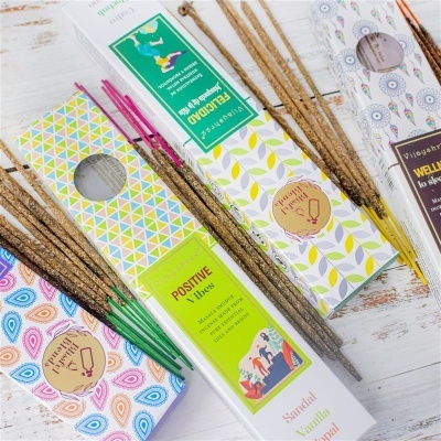 Embalagens coloridas de paus de incenso sobre mesa de madeira