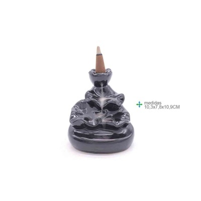 Incensário preto em cerâmica com cone de incenso no topo e medidas indicadas ao lado.