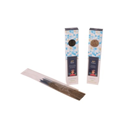 Pacotes de incenso com design azul e branco, e varetas de incenso marrons em saco plástico