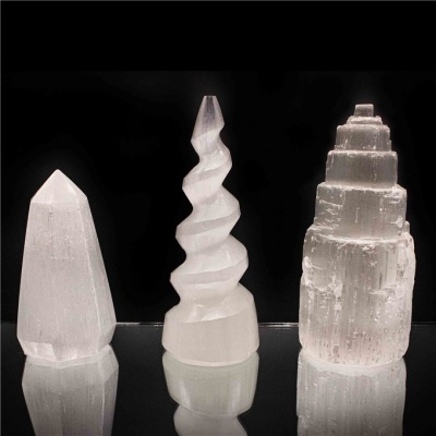 Três esculturas decorativas em selenite branca translúcida