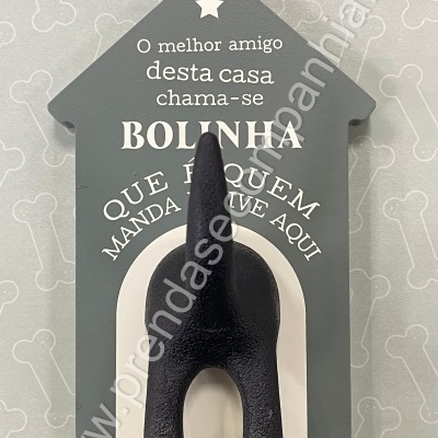 Suporte para porta forma casa com cauda de cachorro e texto em branco sobre fundo cinza