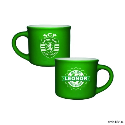 Duas canecas verdes com logótipos do Sporting em fundo branco