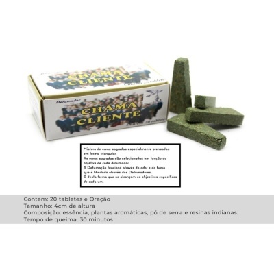 Caixa branca com rótulo CHAMA CLIENTE e tabletes verdes para defumação num fundo branco