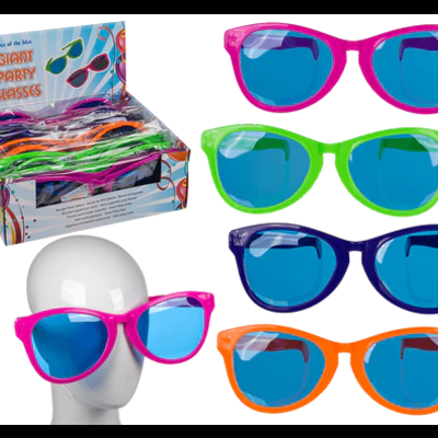 Óculos de festa gigantes coloridos com lentes azuis e armações de plástico, mostrados em caixa e num manequim branco