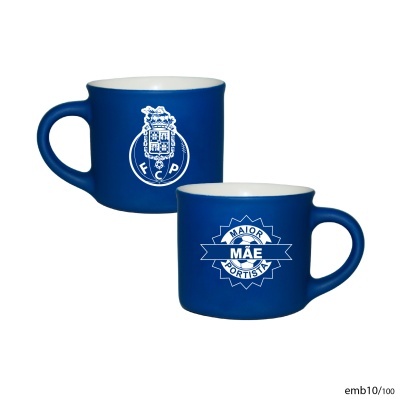 Duas canecas de cerâmica azuis com textos e brasão em branco