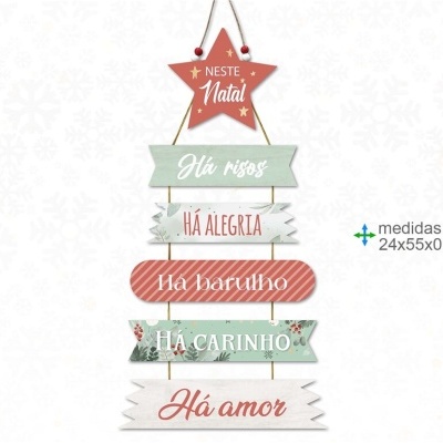 Decoração de madeira com mensagens de Natal em vários tons e formas pendurada