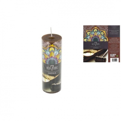 Vela decorativa cilíndrica com padrão colorido e texto 'VELA 7 OLIAS JUSTIÇA'