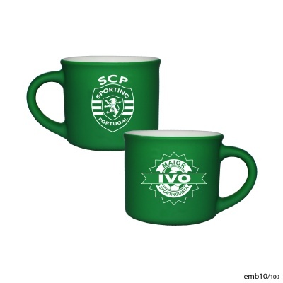 Canecas verdes com logótipos do Sporting Portugal