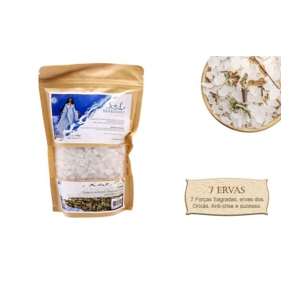 Pacote de sal marinho com ervas em embalagem castanha e etiqueta com texto sobre 7 ervas