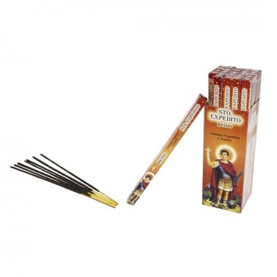 Incenso em pau com embalagem ilustrativa de Santo Expedito em tons bege e vermelho