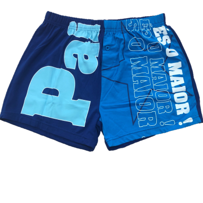 Calções de banho azuis com estampagem de texto em azul claro