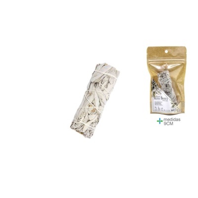 Tocha de sálvia branca e embalagem com etiqueta em fundo branco