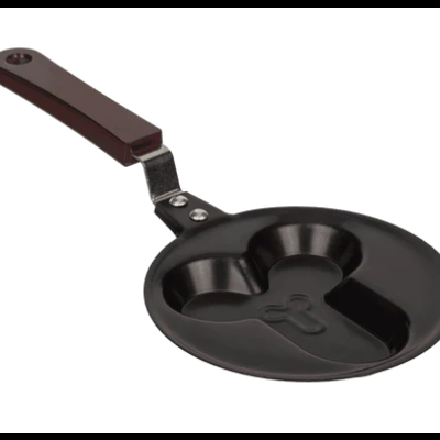 Frigideira preta com cabo castanho e três compartimentos