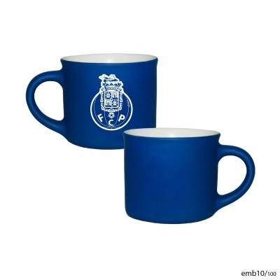 Duas canecas de cerâmica azul com interior branco, uma com emblema do FC Porto e outra lisa