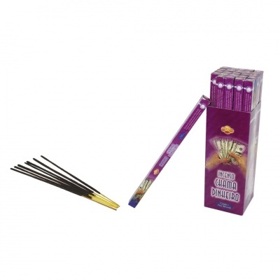 Vareta de incenso preta com embalagem roxa e caixa com texto INCENSO CHAMA DINHEIRO