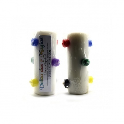 Duas velas brancas cilíndricas com pequenas velas coloridas anexadas e etiqueta com texto