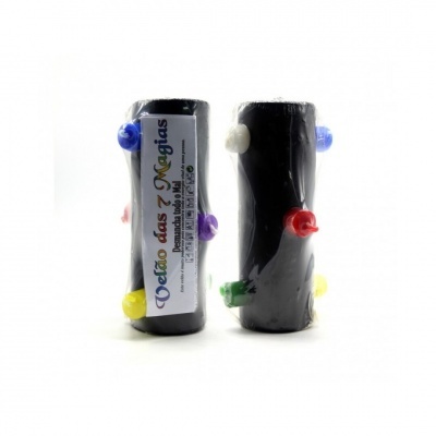 Duas velas negras cilíndricas com esferas coloridas e etiqueta 'Velão das 7 Magias'