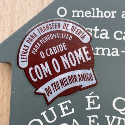 Etiqueta adesiva em forma de chapéu com texto promocional em português